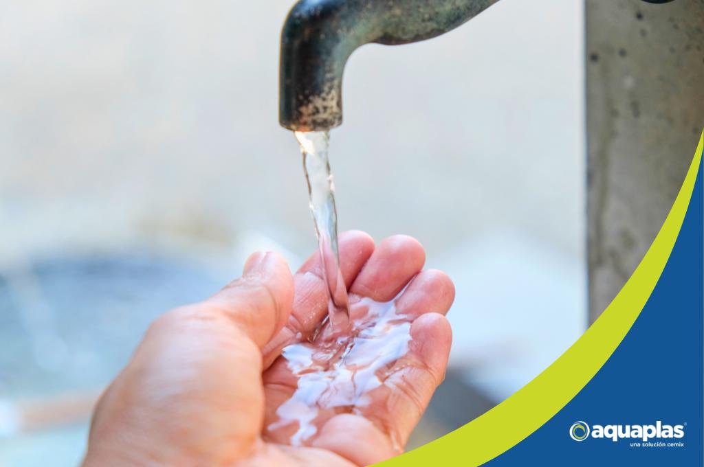 El tinaco almacena el agua en tu hogar para luego distribuirla por lavamanos, regaderas y por cualquier punto que salga el líquido.